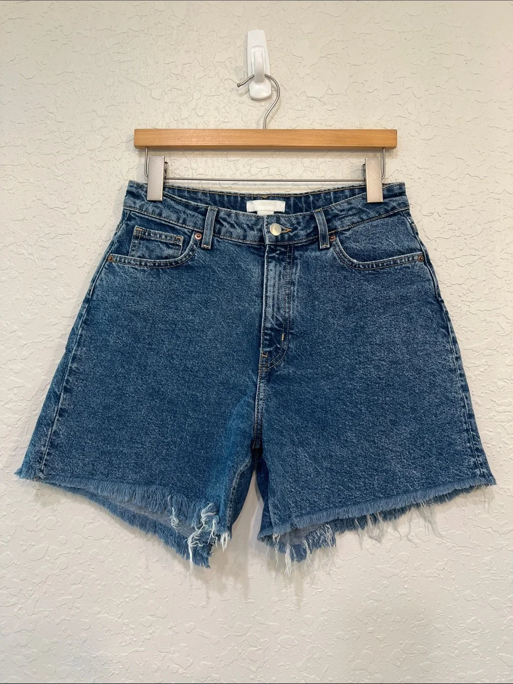 H&M High Waisted Denim Shorts Raw Hem Distressed Medium Wash Size 8 - Picture 1 of 8